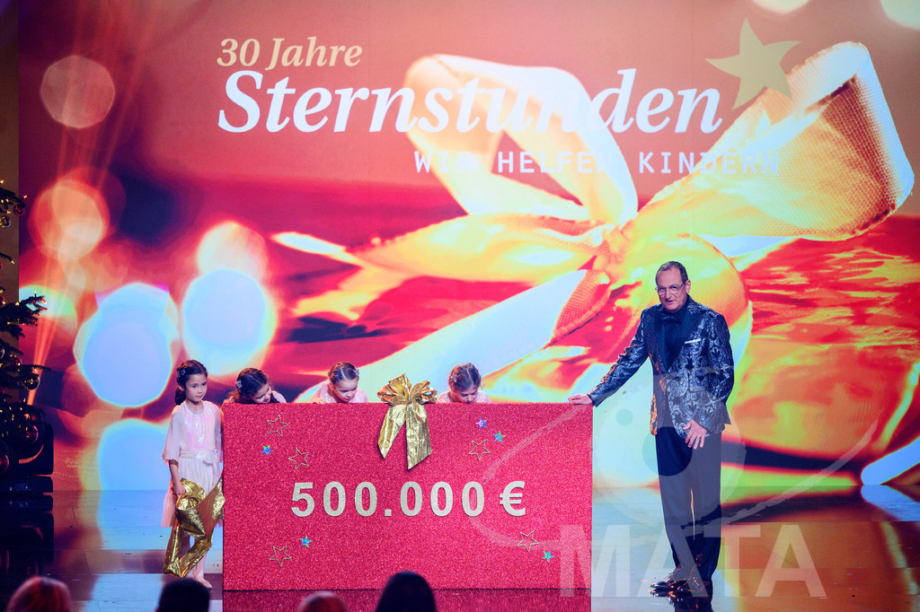 _DWI6151 | Spende von Maisel Brauerei bei '30 Jahre Sternstunden-Gala 2023' in der Frankenhalle. Nürnberg, 15.12.2023 - Realisiert mit Pictrs.com