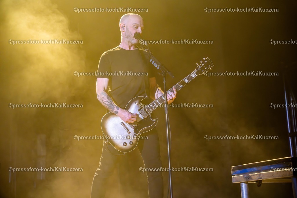 xKKU1402250101009 | 14.02.2025, xkkux, Düsseldorf, Die Band Rise Against performt bei ihrem Konzert in der Mitsubishi Electric HALLE. Im Bild Zachariah Joaquin „Zach“ Blair