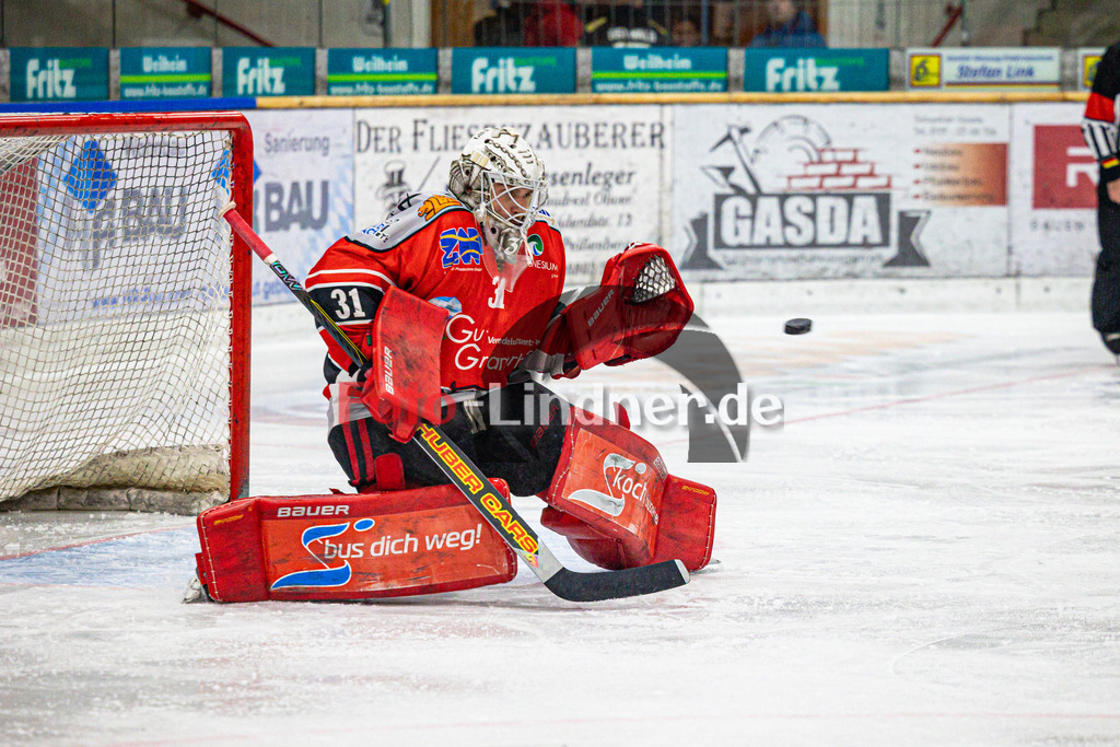TSV Peißenberg MINERS gegen TSV Erding GLADIATORS | Eishockey Bayernliga Herren Vorrunde 2024/25, TSV Peißenberg MINERS gegen TSV Erding GLADIATORS, 20250119,Korbinian SERTL (MINERS Goali 31) hält sicher, Freisteller,2025-01-19 in Peißenberg (Eisstadion Peißenberg)Korbinian SERTL (MINERS Goali 31)Copyright: WolfgangxLindner foto-lindner.de