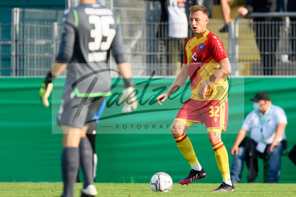 LOTKSC20210809_170 | Fussball, Herren: Robin Bormuth (Karlsruher SC) in Aktion, am Ball, Einzelaktion beim Spiel der 1. Runde im DFB-Pokal zwischen SF Lotte und Karlsruher SC im Stadion am Lotter Kreuz am 09.08.2021 in Lotte, Deutschland.DFB / DFL REGULATIONS PROHIBIT ANY USE OF PHOTOGRAPHS AS IMAGE SEQUENCES AND/OR QUASI-VIDEO. - Realisiert mit Pictrs.com