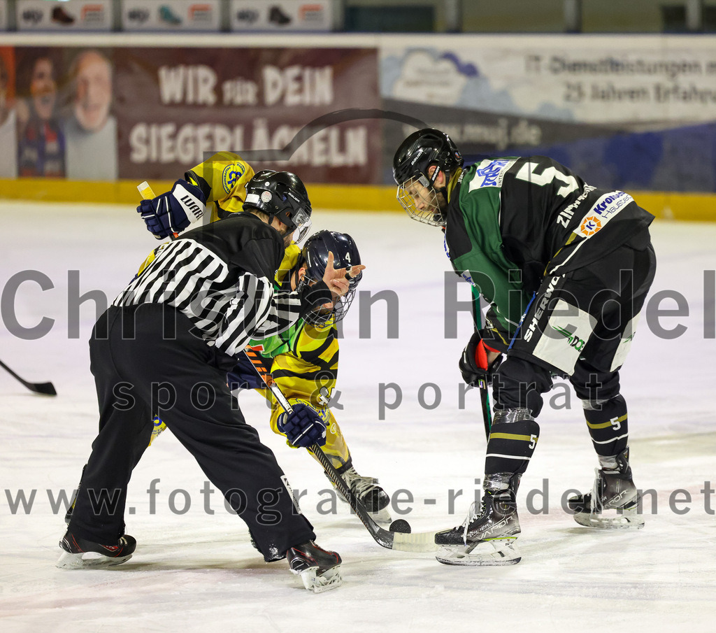 2022-12-16_047_TSV_Erding_gegen_EC_Pfaffenhofen | Erding, Deutschland, 16.12.2022:
Eishockey, Bayernliga 2022 / 2023, 21. Spieltag, TSV Erding gegen EC Pfaffenhofen, Endergebnis: 14:1

Quirin Oexler (EC Pfaffenhofen, #4), Florian Zimmermann (Erding Gladiators, #5)

Foto: Christian Riedel / fotografie-riedel.net