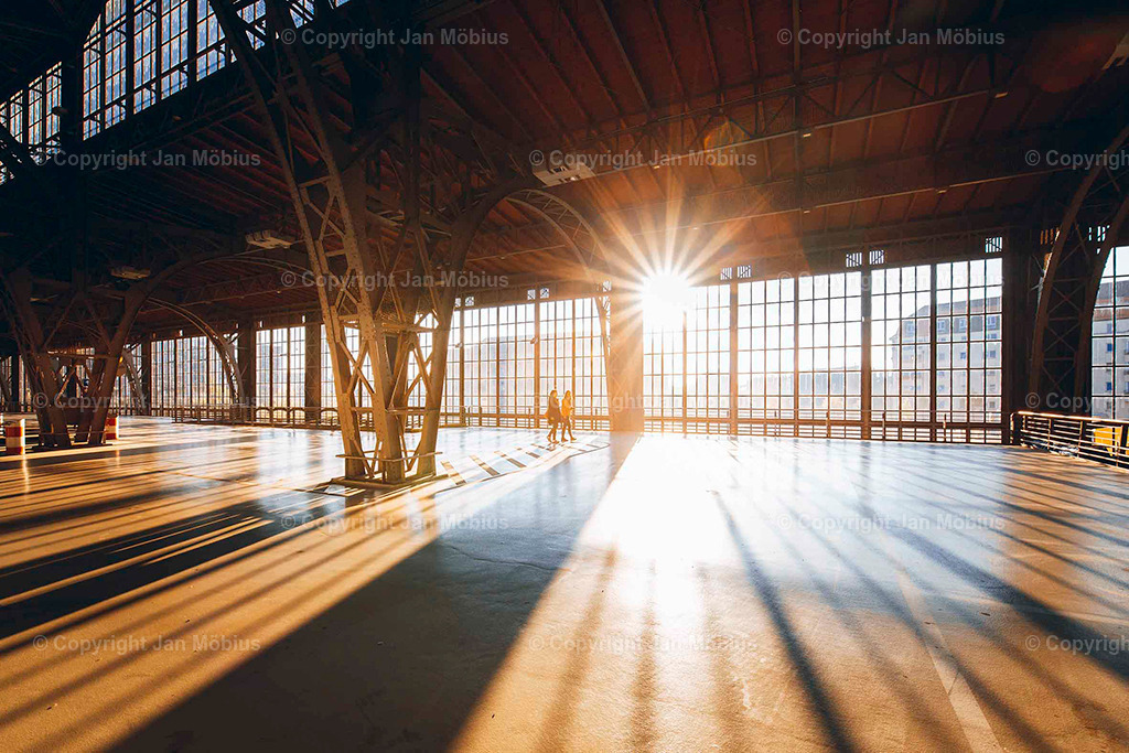 Leipziger Hauptbahnhof | Der Leipziger Hauptbahnhof ist nicht nur ein Verkehrsknotenpunkt, sondern auch architektonisch und stadtgeschichtlich ein echtes Highlight. Sein Vorplatz ist Drehscheibe für Menschen, Linien, City-Flair und Shopping – ein Ort voller Dynamik mitten im Herzen der Stadt.  - Realisiert mit Pictrs.com