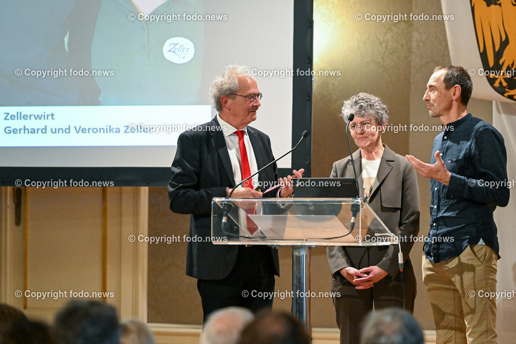 Josef Leitner_ Buchpräsentation_ 11.04.2023-7 | 11.04.2023, Linz, AUT, Josef Leitner, Buchpraesentation, im Bild Josef Leitner (Autor) mit Zellerwirt - Gerhard und Veronika Zeller