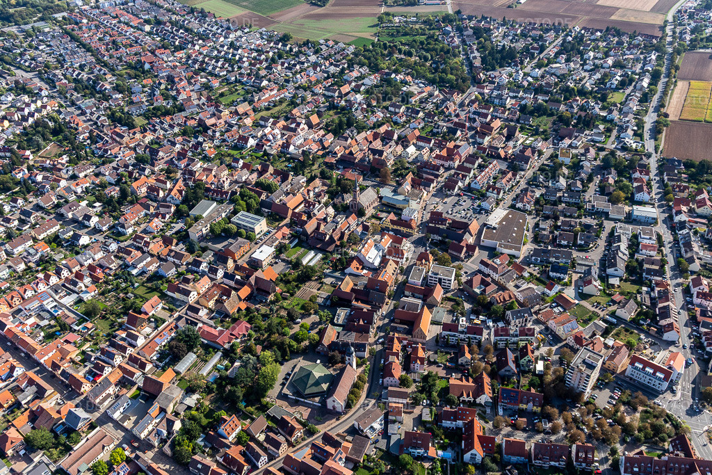 Luftbild: Stadtansicht des Innenstadtbereiches mit St. Remigius - Neue Kirche in Heddesheim im Bundesland Baden-Württemberg in Deutschland. Foto: IMG_122782.jpg vom 11.09.2020 durch Werner Riehm/FLY-FOTO.de