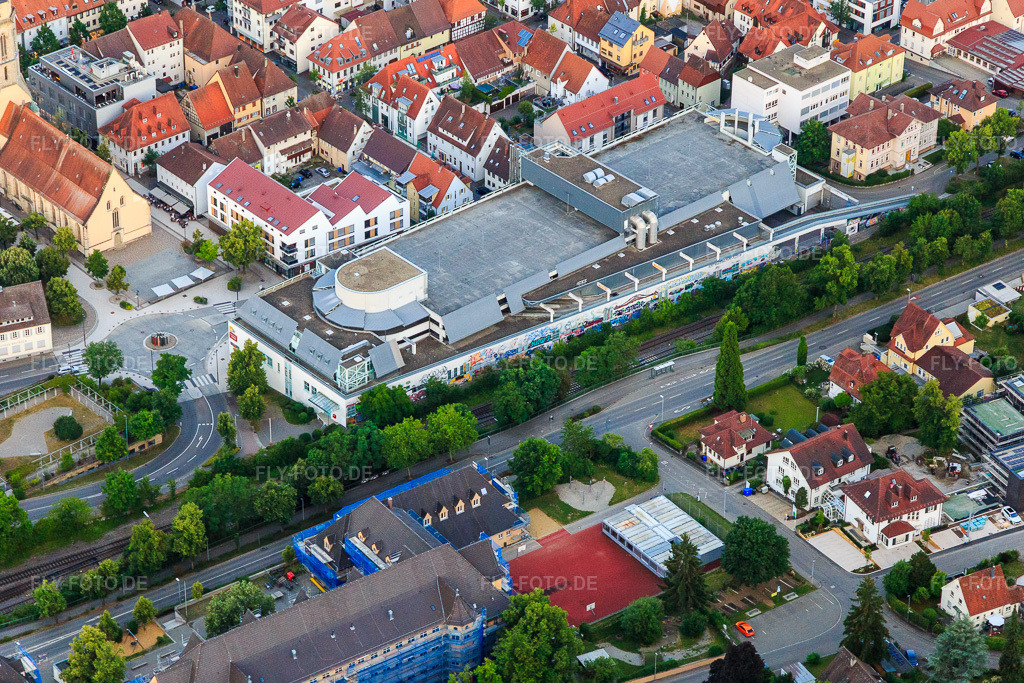 Luftbild: MODEPARK RÖTHER Balingen im City Center Balingen in Balingen im Bundesland Baden-Württemberg in Deutschland. – Foto: IMG_148660.jpg vom 25.06.2025 durch Werner Riehm/FLY-FOTO.de – Auflösung des Originals: 5320 x 3547 px – Modepark Röther | über 300 Marken | spare mit App-Coupons