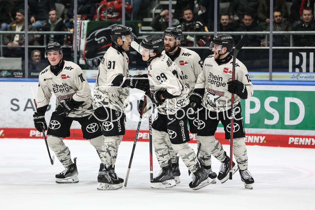 Augsburger Panther - Kölner Haie | Wieder jubeln die Gaeste / Diesmal nach dem Treffer zum 0-4 durch Gregor MacLEOD (KEC #89) / Tor / Jubel / Freude / Torschuetze