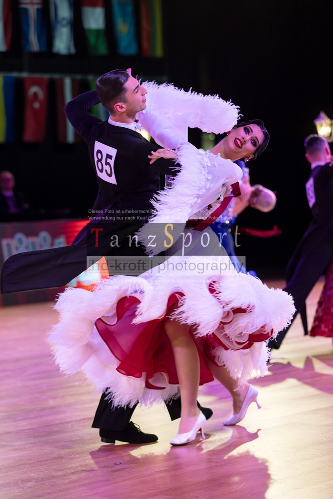 20241215_WDSF_Int_Open_Std-Riga-9781 | Tanzsportbilder, Standardtanz, Lateintanz, WDSF, DTV, LTVB, dancecomp, goc, hessen tanzt, blaues band der spree, walzer, tango, wiener walzer, slowfox, quickstepp, samba, rumba, cha-cha-cha, paso doble. jive, hd-kroft photography, turniertanzsport