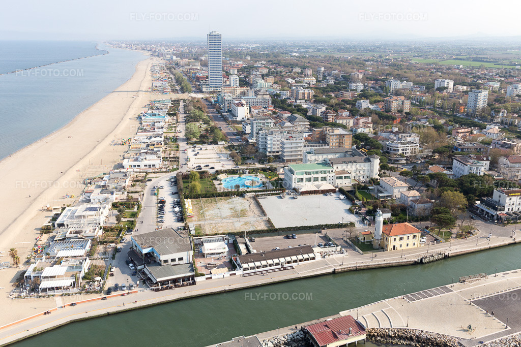 Aerial view: View of the town in Cesenatico in the state Forlì-Cesena, Italy. – Photo: IMG_098383.jpg taken on 04/05/2017 by Werner Riehm/FLY-FOTO.com – Resolution of the original: 5472 x 3648 px