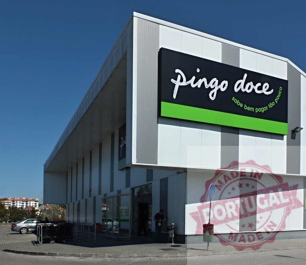 Pingo Doce supermarket building exterior facade Portugal grocery store | Pingo Doce supermarket modern building exterior in Portugal, featuring large sign and parking lot - Realisiert mit Pictrs.com
