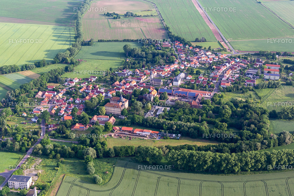 Ortsansicht am Rande von landwirtschaftlichen Feldern und Nutzflächen in Friedrichswerth | Luftbild: Ortsansicht am Rande von landwirtschaftlichen Feldern und Nutzflächen in Friedrichswerth im Ortsteil Friedrichswerth in Nessetal im Bundesland Thüringen in Deutschland. Foto: IMG_007627.jpg vom 15.06.2021 durch Werner Riehm/FLY-FOTO.de - Realisiert mit Pictrs.com