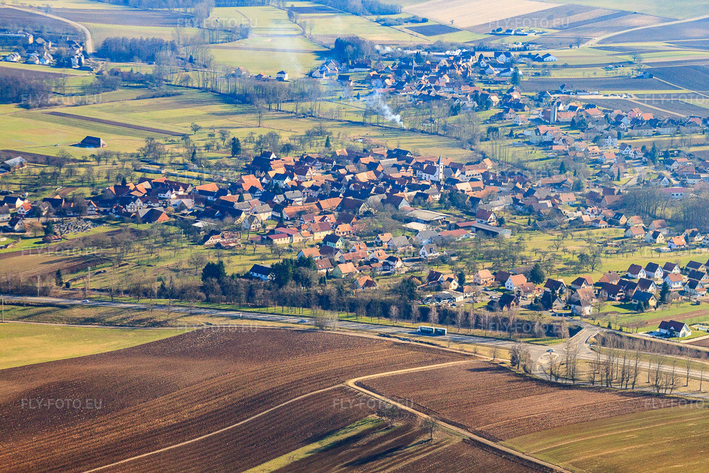 Vue aérienne: Vue de la ville depuis le nord-ouest à Hoffen dans le département Bas Rhin, France – .Photo: IMG_37464.jpg prise le 07/02/2011 par Werner Riehm/FLY-FOTO.eu – Résolution de l'original: 4752 x 3168 px