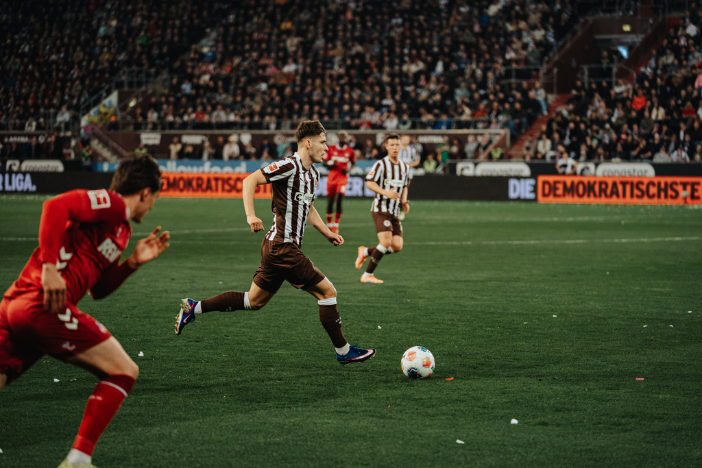 FCS02124 | Der offizielle Shop für FC St. Pauli Fotos. Wähle aus Spielszenen & Fanmomenten dein FCSP Wunschformat. Wir liefern Millerntor-Atmosphäre.
