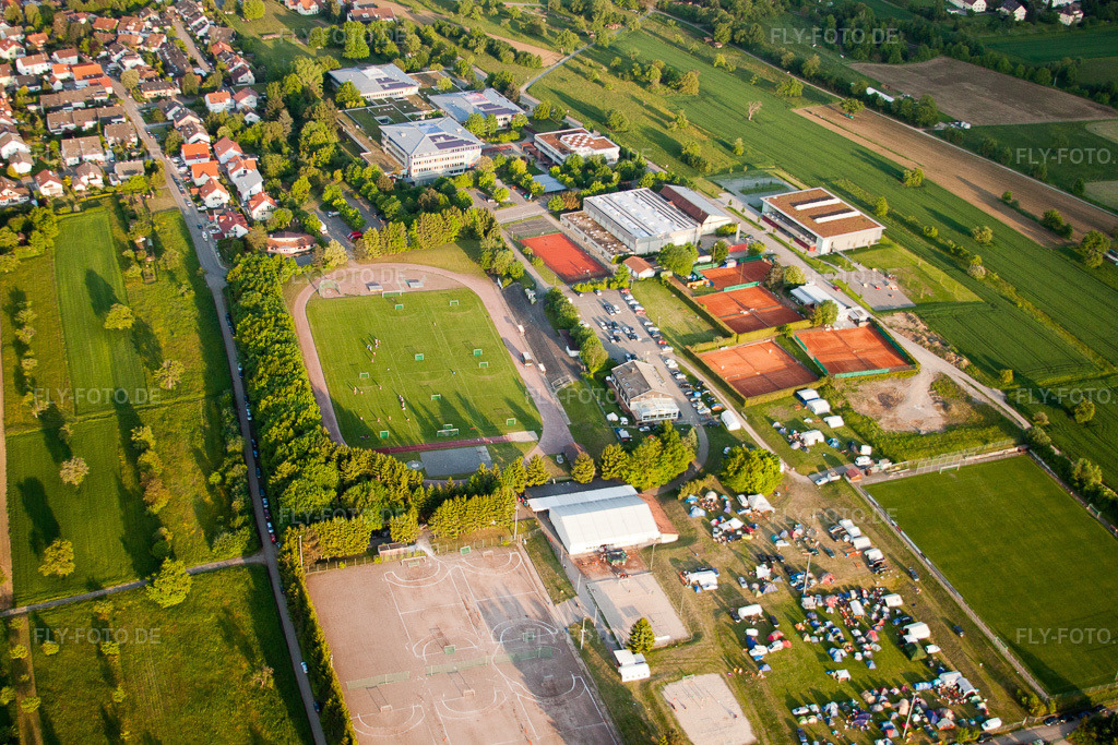 Luftbild: Handballpfingstturnier im Ortsteil Langensteinbach in Karlsbad im Bundesland Baden-Württemberg in Deutschland. Foto: IMG_27582.jpg vom 23.05.2010 durch Werner Riehm/FLY-FOTO.de