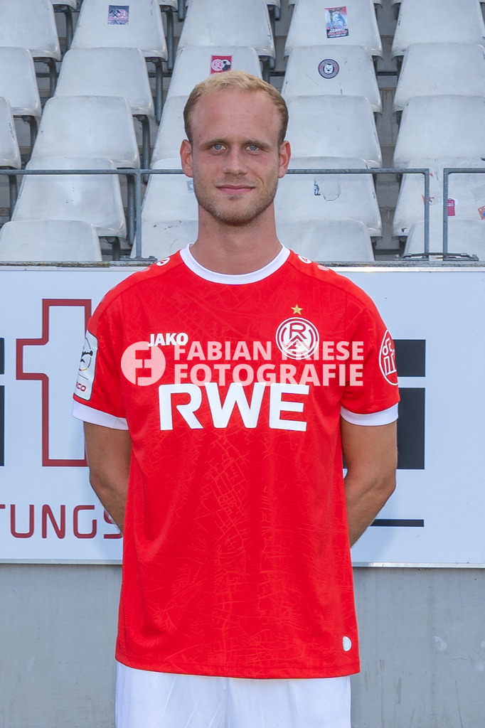 Rot-Weiss Essen; 3. Liga, Portraettermin 2026/2027, Foto: Eibner-Pressefoto/Fabian Friese | Lucas Brumme (Rot-Weiss Essen, #14),Rot-Weiss Essen; 3. Liga, Portraettermin 2026/2027, Foto: Eibner-Pressefoto/Fabian Friese - Realisiert mit Pictrs.com