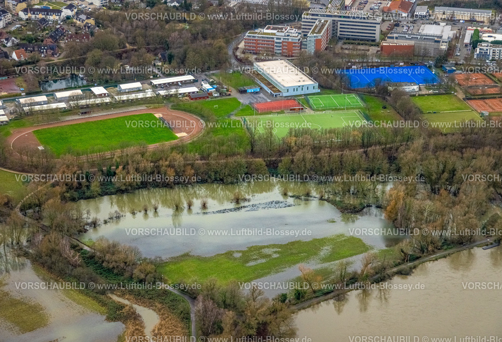 Muelheim231203045Ruhr | Luftbild, Ruhrhochwasser, Weihnachtshochwasser 2023, Fluss Ruhr tritt nach starken Regenfällen über die Ufer, Überschwemmungsgebiet Sportplatz Saarner Ruhraue, Holthausen - West, Mülheim an der Ruhr, Ruhrgebiet, Nordrhein-Westfalen, Deutschland