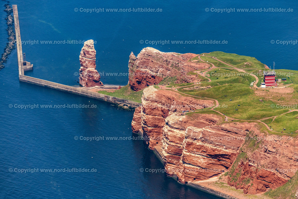 Helgoland_Lange_Anna_ELS_1863250622 | HELGOLAND 25.06.2022 Die freistehende Felsnadel / Brandungspfeiler Lange Anna auf Helgoland im Bundesland Schleswig-Holstein. Sie besteht aus rotem Buntsandstein. // The detached rock needle / surf pillars Tall Anna on Helgoland in Schleswig-Holstein. Foto: Martin Elsen