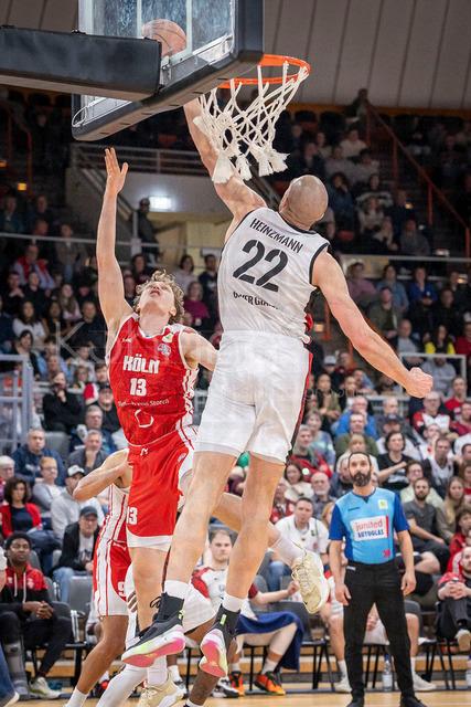 Barmer 2. Basketball Bundesliga ProA: Bayer Giants Leverkusen vs. RheinStars Koeln, 04.04.26 | Leverkusen, 04.04.26 - Block durch Dennis Heinzmann (Bayer Giants Leverkusen, 22) von Adam Paige (RheinStars Köln, 13) während des Spiels der Barmer 2. Basketball Bundesliga ProA: Bayer Giants Leverkusen vs. RheinStars Koeln in der Ostermann Arena in Leverkusen.