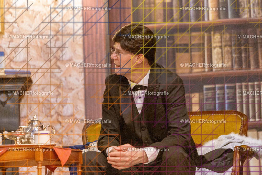 336_MFL-2025 | Portraitbilder von Regisseur; Darsteller; Techniker; Maske; Kostüme; Chor; Musiker; Bilderserie der Generalprobe und der Premierenvorstellung, Szenenbilder; Ausdrucksstudien; Bühnenüberblick; Bühnenkulissen; Pressefotos inkl. Redaktionsfoto Darstellergruppe.