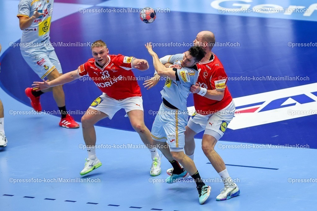 EHF24012602137 | 24.01.2026, Handball, Men's EHF EURO 2026, Dänemark -Spanien, Jyske Bank Boxen in Herning, Dänemark, Main Round:  Alex Dujshebaev Dovichebaeva (Espania #10) im Zweikampf gegen   Emil Siersbaek Bergholt (Denmark #33)  Simon Hald Jensen (Denmark #34)