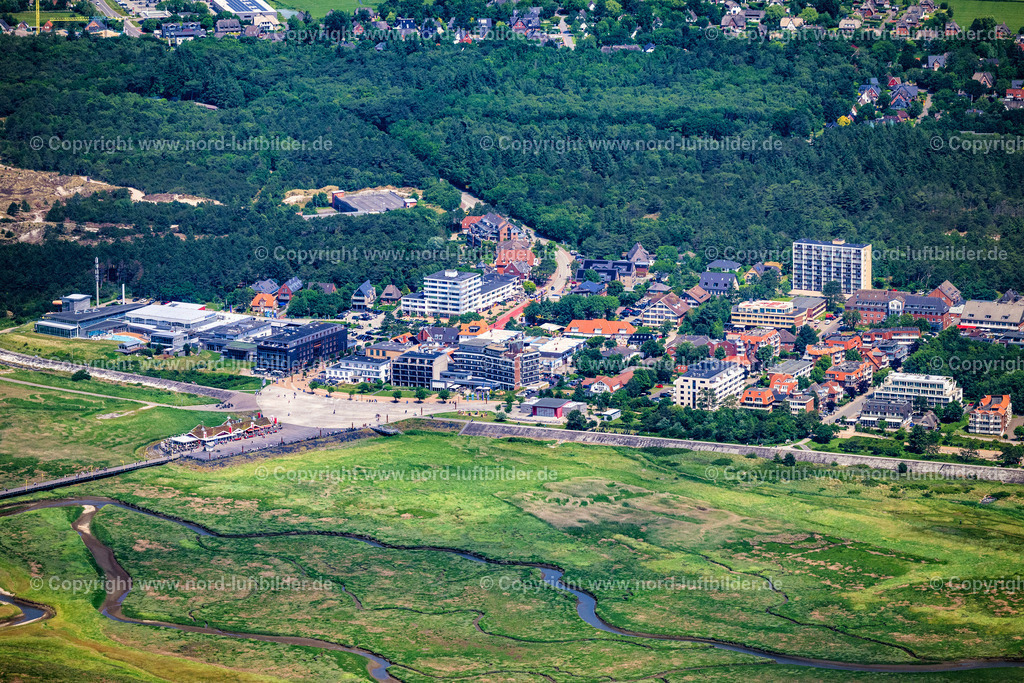 St.Peter-Ording_Ort_SPO_ELS_3915130625 | SANKT PETER-ORDING 13.06.2025 Küsten- Landschaft zwischen Deich und Sandstrand im Ortsteil Sankt Peter-Bad in Sankt Peter-Ording im Bundesland Schleswig-Holstein, Deutschland. // Coastal landscape between dike and sandy beach in Sankt Peter-Ording in the state Schleswig-Holstein, Germany. Foto: Martin Elsen