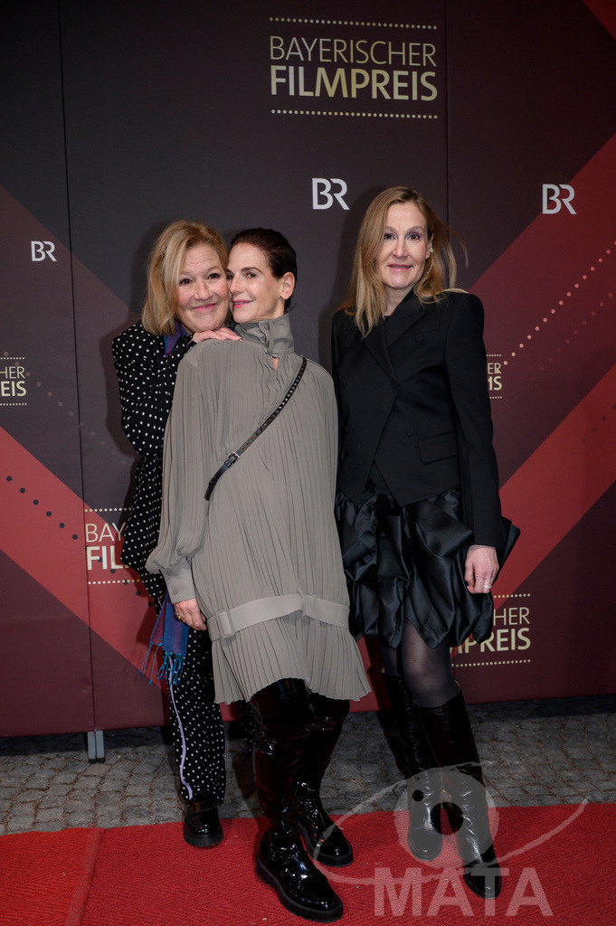 _DWI5442 | Suzanne von Borsody, Bibiana Beglau und Christine Hartmann bei der Verleihung des 47. Bayerischen Filmpreises 2026  im Prinzregententheater. München, Deutschland. Der Bayerische Filmpreis wird seit 1979 von der Bayerischen Staatsregierung verliehen, um die Bedeutung des Kinofilms als Kulturgut herauszustellen - Realisiert mit Pictrs.com