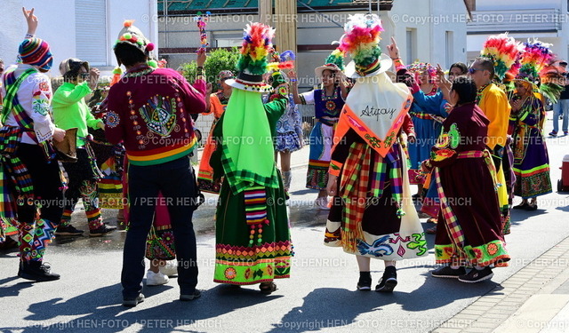 60. Hessentag Pfungstadt | 11.06.2023 Festzug mit Puerta Del Sol Bolivia Frankfurt Tanzgruppe in der Hessentagsstadt 2023 (Foto: Peter Henrich) - Realisiert mit Pictrs.com
