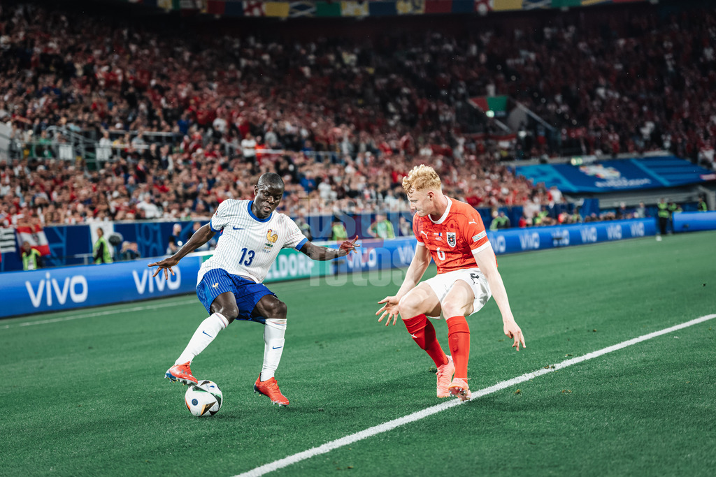 Fußball | Herren | UEFA-Fußball-Europameisterschaft 2024 | Gruppe D | Österreich vs. Frankreich | 17.06.2024 | v.l. N'Golo Kante (#13, Frankreich) gegen Nicolas Seiwald (#6, Österreich)