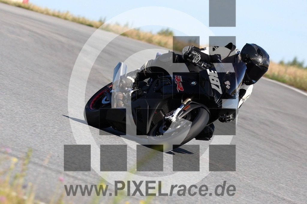 0387-20240706_00400 | Schöne Erinnerungen an spannende Momente - das festzuhalten ist unser Job. PIXELrace.de ist seit 2003 auf den Rennstrecken Europas unterwegs um die Action draußen beim Fahren und die wunderbare Stimmung imm Fahrerlager für euch einzufangen.