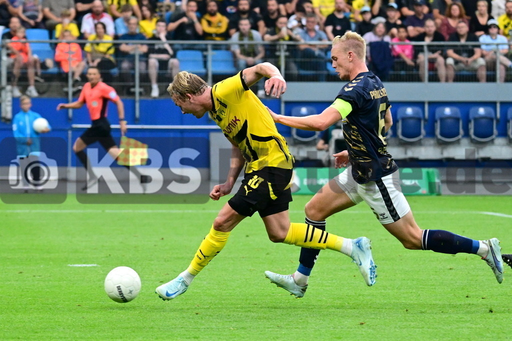 KBS Picture_PhoenixLuebeck-BorDortmund_069 | v.l. Brandt Julian (Borussia Dortmund) macht hier das 3:0 , Berger Johann (Phoenix Luebeck) ,Sportplatz :  Volksparkstadion, - Realisiert mit Pictrs.com