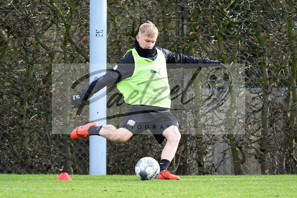 20200221_TRAOSN_0005 | Fussball, Herren: Bryan Henning (VfL Osnabrueck) in Aktion, am Ball, Einzelaktion waehrend der Trainingseinheit des VfL Osnabrueck im Sportpark Illoshoehe am 21.02.2020 in Osnabrueck, Deutschland. - Realisiert mit Pictrs.com