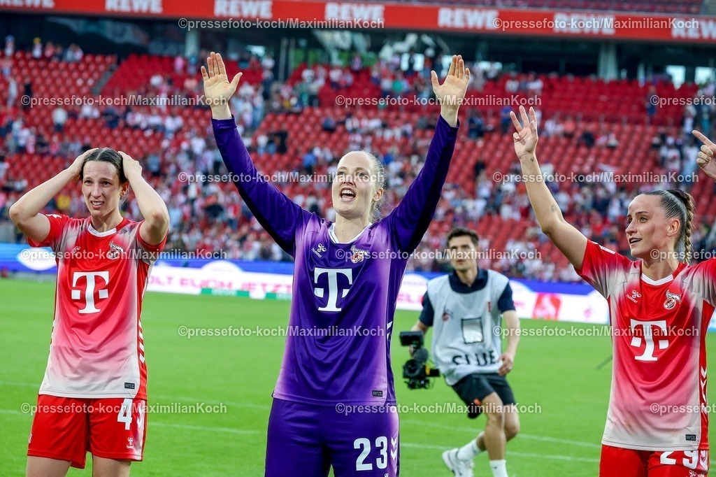 xsscx02052601146 | 02.05.2026, xsscx, Frauen Fussball, 1. FC Köln - Werder Bremen, 1. Fussball Bundesliga, 24. Spieltag, RheinEnergie-Stadion, Saison 2025 2026: Die Mannschaft des 1. FC Köln feiert ihren Sieg zum 3:0 mit  Sara Agrez (1. FC Köln #4), Aurora Mikalsen (1. FC Köln #23), Vanessa Leimenstoll (1. FC Köln #29) DFB regulations prohibit any use of photographs as image sequences and or quasi-video. Photo: xSandraxScherningxPressefotoKochx