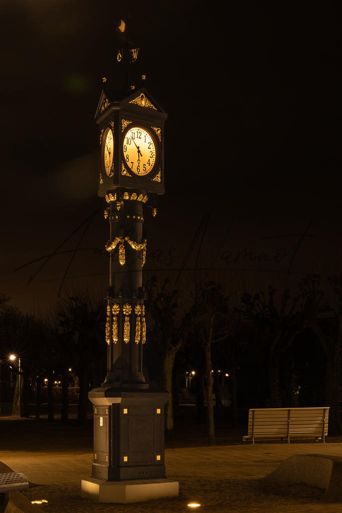 Ahlbecker Uhr | Historische Uhr auf dem Vorplatz zur Seebrücke in Ahlbeck. Winterliche Stimmung kurz vor Weihnachten - Realisiert mit Pictrs.com