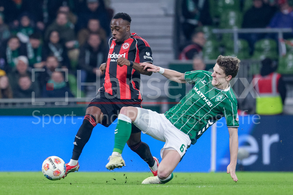 Fussball, Bundesliga, SV Werder Bremen - Eintracht Frankfurt | v.li.: Arnaud Kalimuendo (Eintracht Frankfurt, 25) und Jens Stage (SV Werder Bremen, 6) im Zweikampf, Duell, Dynamik, Aktion, Action, Spielszene, DIE DFL-RICHTLINIEN UNTERSAGEN JEGLICHE NUTZUNG VON FOTOS ALS SEQUENZBILDER UND/ODER VIDEOÄHNLICHE FOTOSTRECKEN. DFL REGULATIONS PROHIBIT ANY USE OF PHOTOGRAPHS AS IMAGE SEQUENCES AND/OR QUASI-VIDEO.