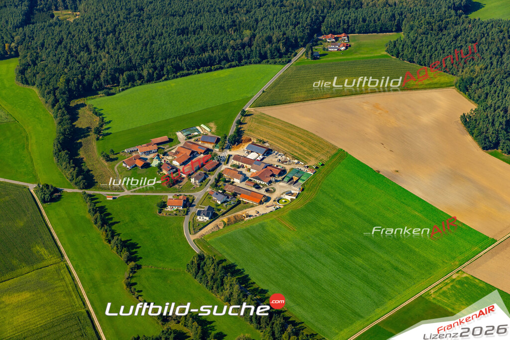 Das Luftbild zeigt : Ried am Sand Cham - Die Luftaufnahme wurde 2024 vom UL-Flugzeug aus erstellt ( keine Drohne ) - Hochauflösende Luftaufnahme - Für grossformatige Ausdrucke geeignet. Die Geschenkidee !Mit Lizenz und Bildrechte bestellbar