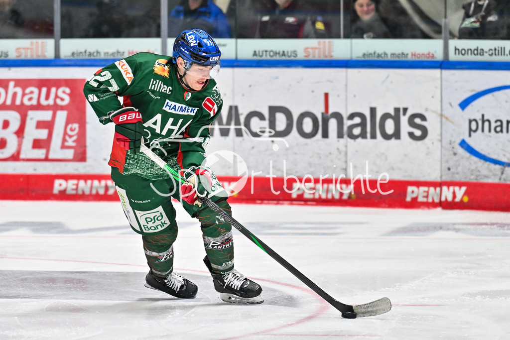 Augsburger Panther - Adler Mannheim | AUGSBURG, GERMANY - 28. DECEMBER: am Puck Kyle MAYHEW (Augsburger Panther 27) / Einzelfoto / Freisteller während dem Match zwischen den Augsburger Panthern und den Adler Mannehim am 33. Spieltag der Penny DEL im Curt Frenzel Stadion