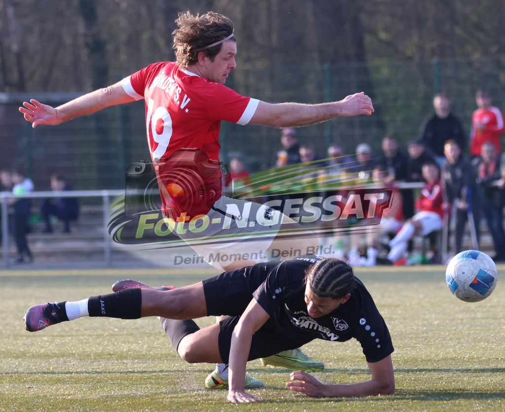 Bünder SV - TV Elverdissen | Auf dem Bild zu sehen: rot Bünder SV: Mirco Henseler ; schwarz TV Elverdissen: Luca-Toni Palais MateoBünder SV, TV Elverdissen, Saison 25/26, Kreisliga A, Deutschland - Realisiert mit Pictrs.com