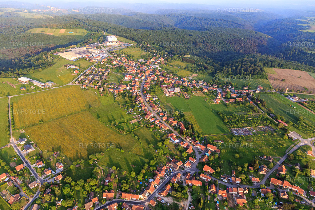 Luftbild: Ortsansicht von Nordwesten in Petersbach im Bundesland Bas-Rhin in Frankreich. – Foto: IMG_107288.jpg vom 18.05.2018 durch Werner Riehm/FLY-FOTO.de – Auflösung des Originals: 5472 x 3648 px