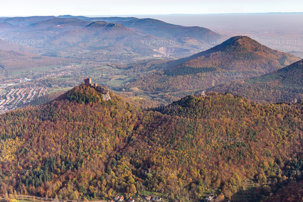 Luftbild: Burgruinen Trifels, Anebos und Scharfenberg in Annweiler am Trifels im Bundesland Rheinland-Pfalz in Deutschland. Foto: IMG_123711.jpg vom 07.11.2020 durch Werner Riehm/FLY-FOTO.de