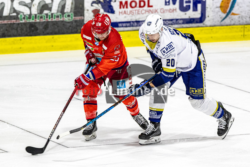 EC Peiting vs EV Lindau Islanders | Eishockey Oberliga Süd 2023/2024, EC Peiting vs EV Lindau Islanders,
Kampf um den Puck David DIEBOLDER (ECP 23) und Damian SCHNEIDER (Islanders 20),
2023-10-13 in Peiting (Eisstadion)
23 David DIEBOLDER (ECP 23), 20 Damian SCHNEIDER (Islanders 20)
Copyright: WolfgangxLindner foto-lindner.de