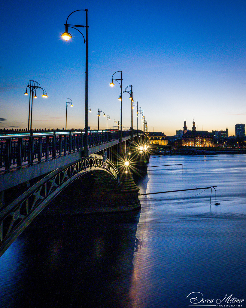 Theodor-Heuss-Brücke in Mainz | Die Theodor-Heuss-Brücke verbindet über den Rhein die Landeshauptstadt Mainz mit dem Ortsbezirk Mainz-Kastel von Wiesbaden. 