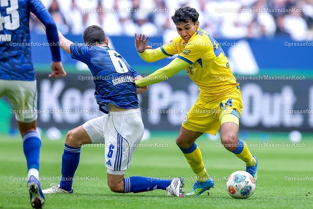 S0417052601015 | 17.05.2026, Fußball, FC Schalke 04 - Eintracht Braunschweig, 34. Spieltag, 2. Fußball Bundesliga, Veltins-Arena Gelsenkirchen, Saison 2025 2026: Johan Gomez&nbsp;(Braunschweig #44) im Zweikampf gegen  Ron Schallenberg&nbsp;(Schalke04 #06)  DFB regulations prohibit any use of photographs as image sequences and or quasi-video.