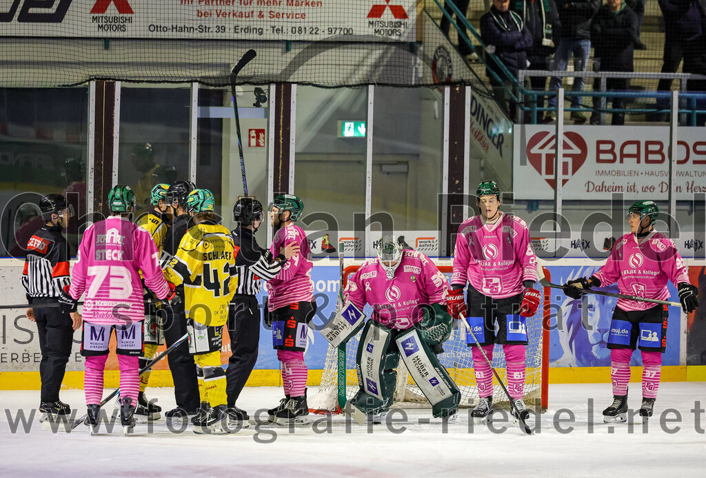 2025-10-28_135_TSV_Erding_gegen_Toelzer_Loewen | Erding, Deutschland, 28.10.2025:Eishockey, Oberliga Süd 2025 / 2026, 13. Spieltag, TSV Erding gegen Tölzer Löwen, Endergebnis: 2:5Pascal Steck (Erding Gladiators, #73), Quirin Schlager (Tölzer Löwen, #42), Markus Eberhardt (Erding Gladiators, #94), Torwart Leon Meder (Erding Gladiators, #39), Moritz Köttstorfer (Erding Gladiators, #61), Thomas Matheson (Erding Gladiators, #37)Foto: Christian Riedel / fotografie-riedel.net