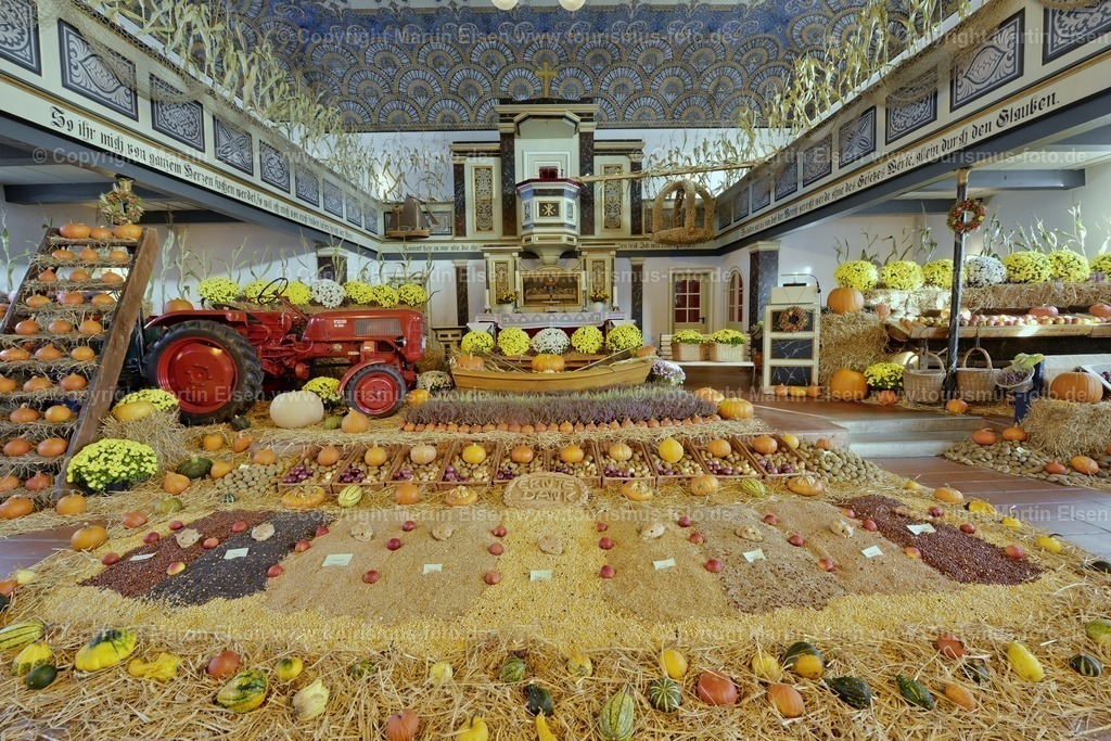 Freiburger Kirche_ELS_4665 | Freiburg an der Elbe - Aufnahmedatum: 25.10.2015, Aufnahmehöhe:  m, Koordinaten:  - , Bildgröße: 7355 x  4903 Pixel - Copyright 2015 by Martin Elsen, Kontakt: Tel.: +49 157 74581206, E-Mail: info@schoenes-foto.deSchlagwörter:Kirche,Ernte Dank, Foto - Realisiert mit Pictrs.com