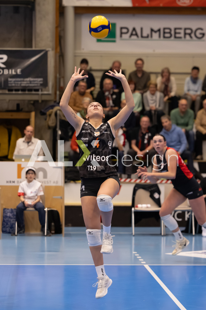Volleyball I Frauen I Saison 2025-2026 I Volleyball NLA | Women I Round 16 I VC Kanti Schaffhausen - Viteos NUC I 31.01.2026 | 4 Milz Sara (CH) (Viteos NUC) – Zuspiel - Realisiert mit Pictrs.com
