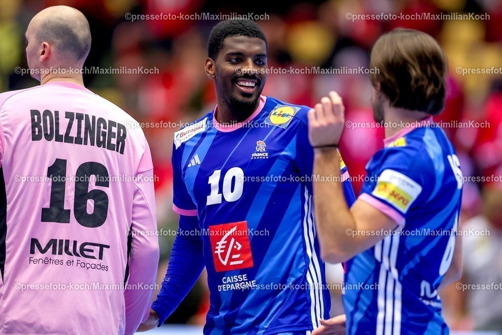 EHF24012601128 | 24.01.2026, Handball, Men's EHF EURO 2026, Frankreich - Portugal, Jyske Bank Boxen in Herning, Dänemark, Main Round: Abschlussjubel nach dem Sieg der Franzosen gegen Portugal.  Dika Mem (France #10) lachend neben  Charles Bolzinger (France #16)  Julien Bos (France #06)