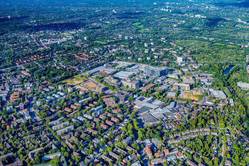 Hamburg_Barmbek_Nord_Otto_Gewerbegebiet_ELS_2205090823 | HAMBURG 09.08.2023 Büro- und Geschäftshaus- Ensemble "Otto Versand" an der Werner-Otto-Straße in Hamburg, Deutschland. Weiterführende Informationen bei: Otto (GmbH & Co KG). // Office building - Ensemble on Werner-Otto-Strasse in Hamburg, Germany. Further information at: Otto (GmbH & Co KG). Foto: Martin Elsen