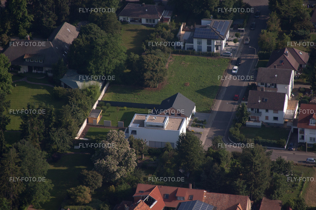 Luxus- Villa im Wohngebiet einer Einfamilienhaus- Siedlung in der Eichendorffstraße | Luftbild: Luxus- Villa im Wohngebiet einer Einfamilienhaus- Siedlung in der Eichendorffstraße in Kandel im Bundesland Rheinland-Pfalz in Deutschland. Foto: IMG_50823.jpg vom 04.07.2012 durch Werner Riehm/FLY-FOTO.de - Realisiert mit Pictrs.com