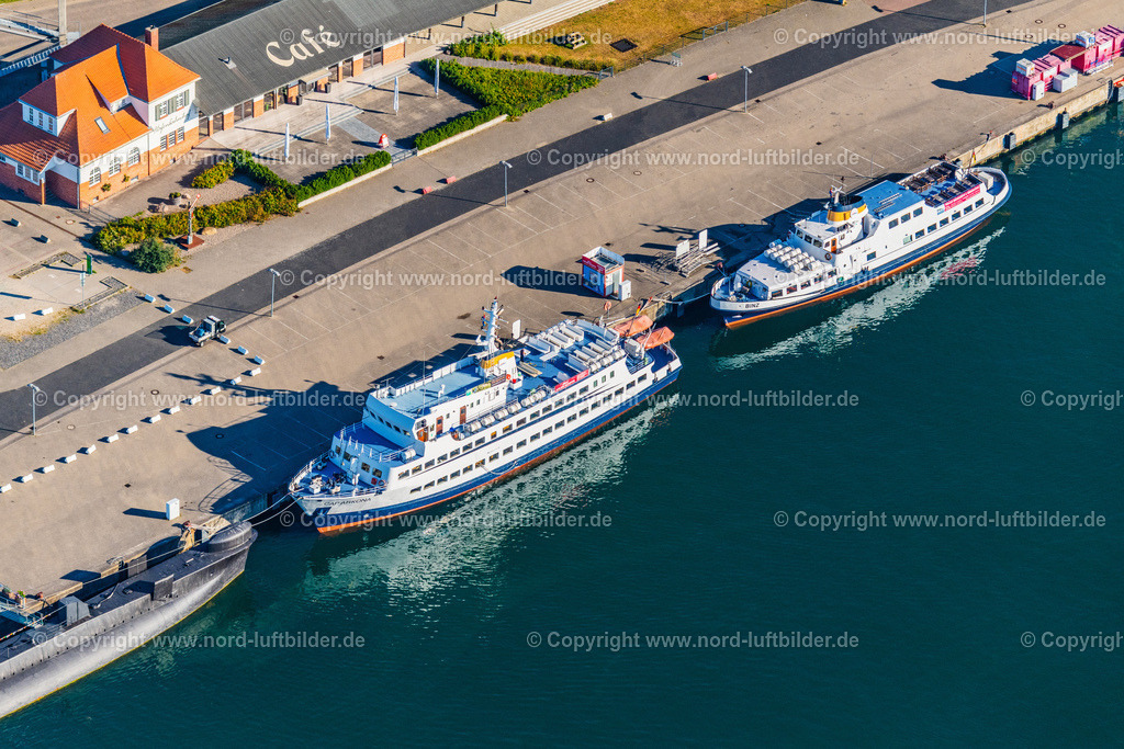 Sassnitz_Hafen_ELS_4552100822 | SASSNITZ 10.08.2022 Passagier- und Fahrgast- Schiff CAP ARKONA im Hafen an der Straße Strandpromenade in Sassnitz an der Ostseeküste im Bundesland Mecklenburg-Vorpommern, Deutschland. Weiterführende Informationen bei: Adler-Schiffe GmbH & Co. KG. // Passenger ship CAP ARKONA in port on street Strandpromenade in Sassnitz at the baltic sea coast in the state Mecklenburg - Western Pomerania, Germany. Further information at: Adler-Schiffe GmbH & Co. KG. Foto: Martin Elsen