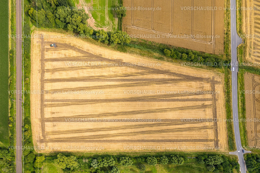 Werl240711678 | Luftbild, Spuren in der Landschaft, landwirtschaftliche Feldarbeit mit Traktor, Straße Im Felde, Formen und Farben, Ostbüderich, Werl, Soester Börde, Nordrhein-Westfalen, Deutschland