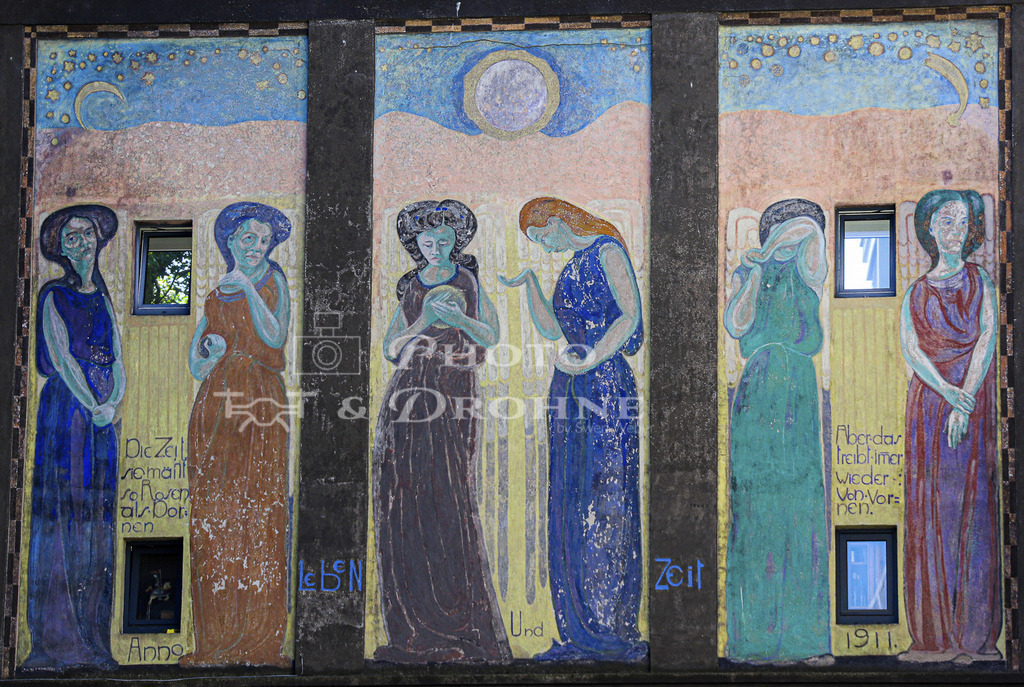 Koblenz-1289 | Großes Gemälde im Jugendstil in der Altstadt. Koblenz ist die Stadt am Zusammenfluss von Rhein und Mosel. Am Deutschen Eck treffen die beiden großen Flüße aufeinander. Koblenz hat eine sehenswerte Altstadt. Es gibt viel Historisches und Modernes zu entdecken.  - Realisiert mit Pictrs.com